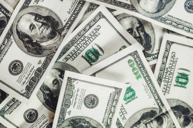 100 dolarlık banknotlar çok