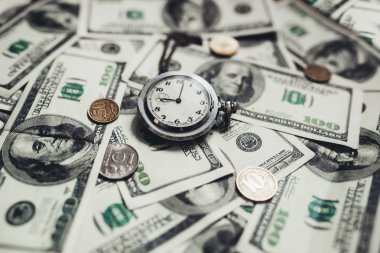 100 dolarlık banknotlar çok