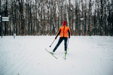 Kayaklar üzerinde ahşap yürüyüş