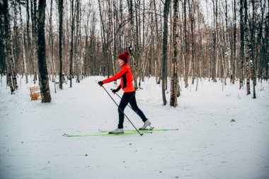 Kayaklar üzerinde ahşap yürüyüş