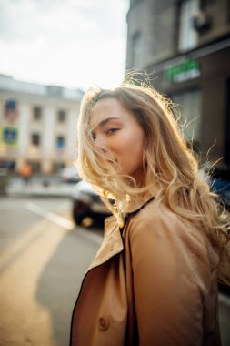 şehir etrafında günbatımı yürüyüş