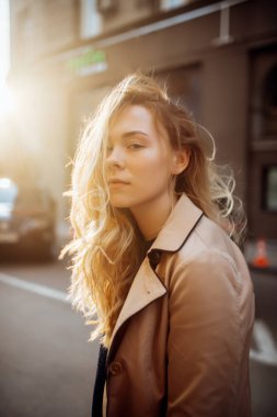 şehir etrafında günbatımı yürüyüş