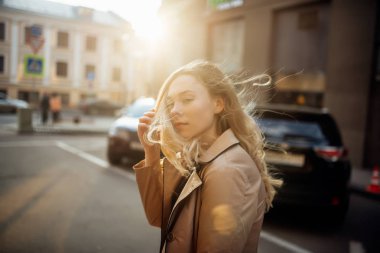 şehir etrafında günbatımı yürüyüş