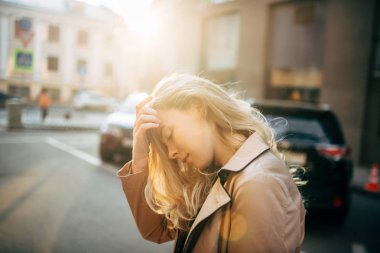 şehir etrafında günbatımı yürüyüş