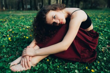 bir çim üzerinde kız yalınayak