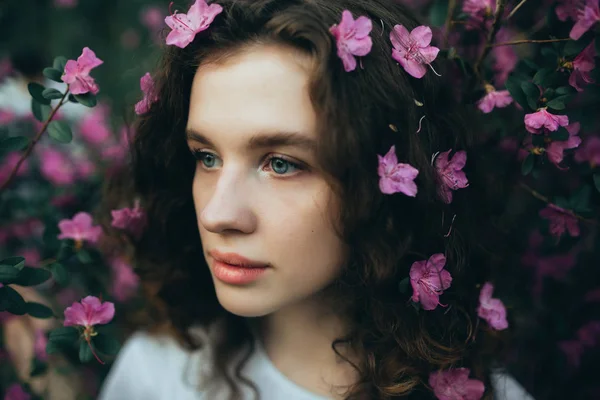 Niña Sus Flores Pelo — Foto de Stock