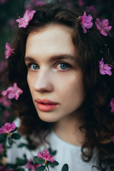 Lány Virágok Haj — Stock Fotó