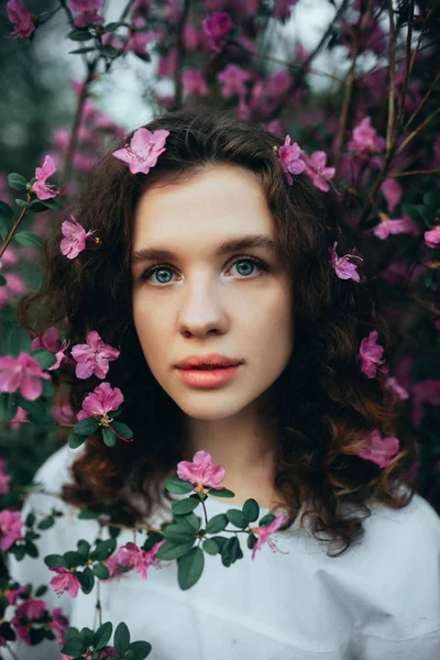 Niña Sus Flores Pelo — Foto de Stock