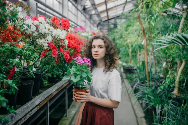 Het Jonge Meisje Loopt Een Zomertuin — Stockfoto