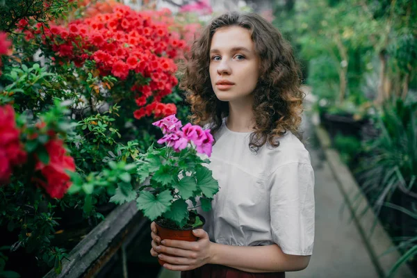 Joven Camina Jardín Verano — Foto de Stock