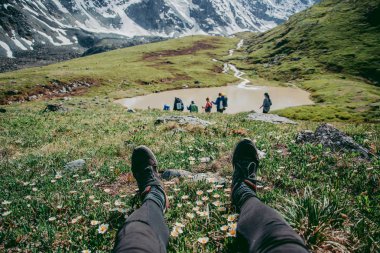 Dağlarda bir çimenin üzerinde yat.