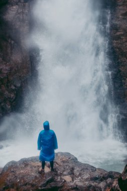 büyük şelalelerde kişi