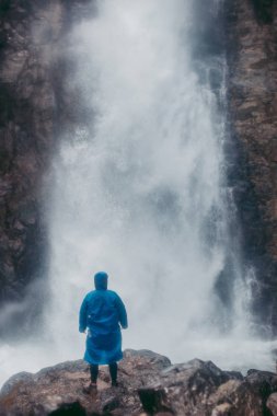 büyük şelalelerde kişi