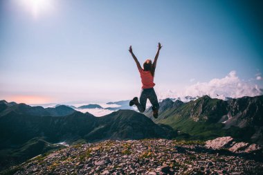 Dağın tepesinin fethinin neşesi