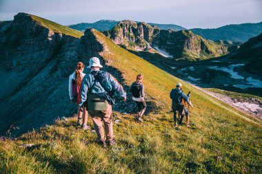 Güzel bir dağ yolu boyunca seyahat