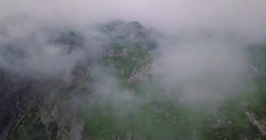 Yoğun bulutlarda akşam dağı