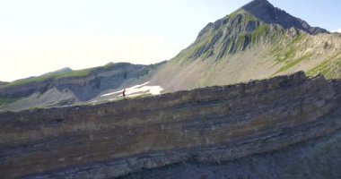 Dağlarda büyük bir mola hakkında KoşuMan