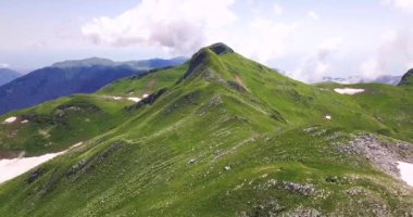 Güzel dağlar ve çayırlar üzerinde Uçuş