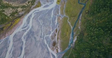 Altay dağının nehirleri üzerinde uçuş