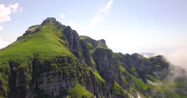 Hermosas Rocas Verdes Una Puesta Sol — Vídeo de stock