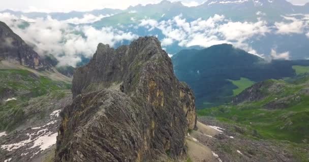 Volo Sopra Enorme Roccia Più Alto Delle Nuvole — Video Stock