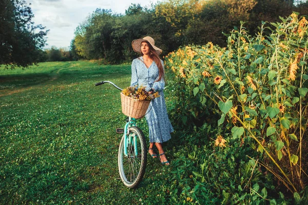 Ayçiçekleri arasında tarlada yürüyün