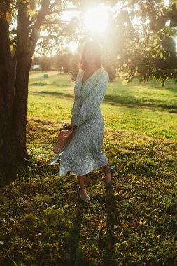 Gün batımında yaz alanında yürüyün