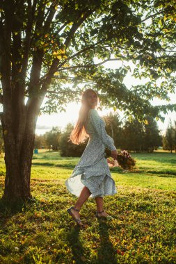 Gün batımında yaz alanında yürüyün