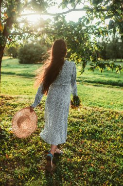 Gün batımında yaz alanında yürüyün