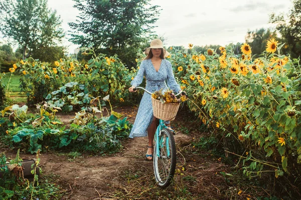 Ayçiçekleri arasında tarlada yürüyün
