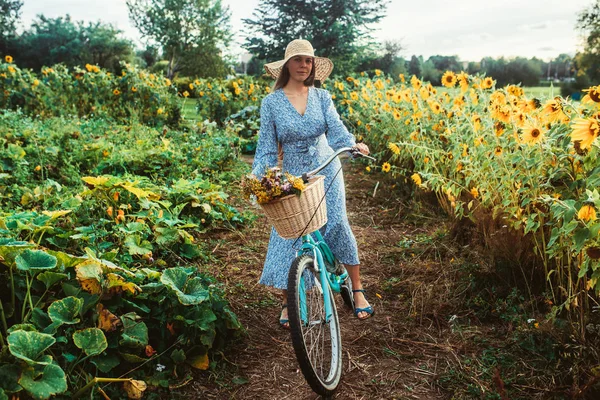 Ayçiçekleri arasında tarlada yürüyün