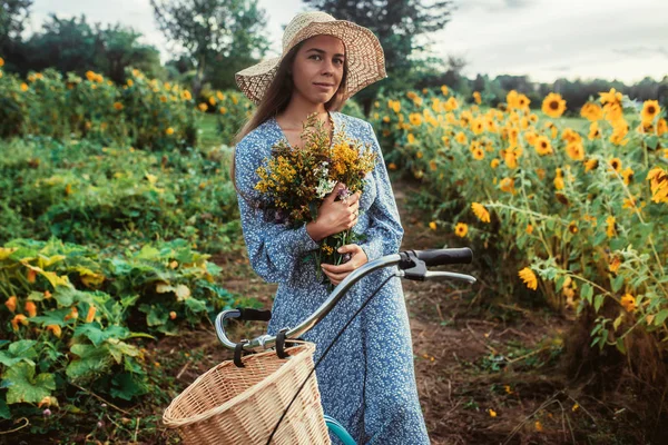 Ayçiçekleri arasında tarlada yürüyün