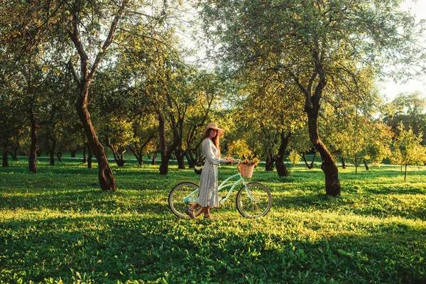 Девушка Парке Велосипедом Закате — стоковое фото