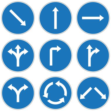 Görüntü farklı yol işaretleri üzerinde beyaz arka plan izole oklarla.