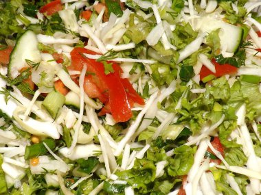 Taze sebze ve otlar Salatası. Yakın çekim.