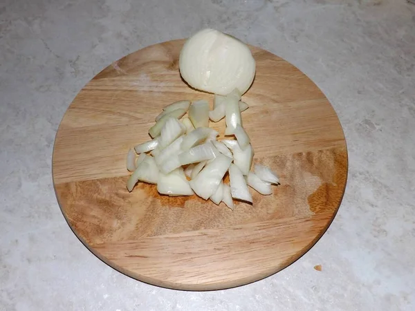 Gehackte Zwiebel Auf Einem Schneidebrett — Stockfoto
