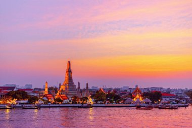 Wat Arun 'un (Şafak Tapınağı) alacakaranlık zamanındaki manzara fotoğrafı. Wat Arun tapınağı Bangkok Tayland 'ın en iyi turizm merkezidir.