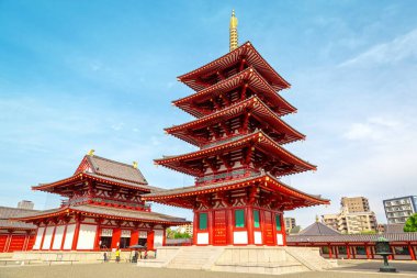 Osaka, Japonya - 21 Kasım 2018 - Japonya 'nın Osaka kentindeki en eski tapınak olan Shitennoji Tapınağı' ndaki beş katlı pagoda.