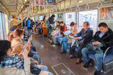 Osaka, Japonya - 21 Kasım 2018 Nankai Ana Hattı, Osaka, Japonya 'daki trende insanlar