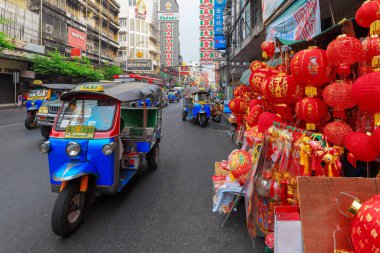 BANGKOK, THAILAND - 22 Aralık 2018: Tuk-Tuk Tayland geleneksel taksilerinin adıdır. Çin Mahallesi Bangkok 'un ünlü simgesidir..