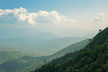 Mavi gökyüzü ve bulutlu gün içinde dağın üzerinde