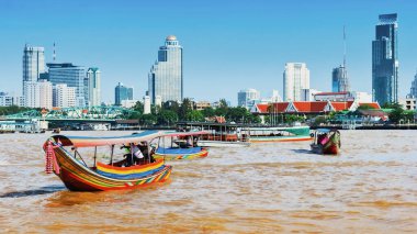 Bangkok, Tayland 'daki Chao Phraya nehrinde uzun kuyruklu tekneler. Seçici odaklı resim