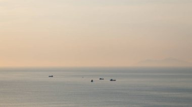 Sabah balıkçı teknesi. Güzel bir gün doğumu. Yüksek açı.