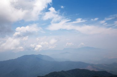 Sabah vakti yüksek dağ. Güzel doğal manzara