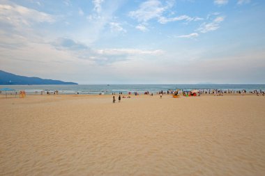 Danang, Vietnam: 9 Mayıs 2019 - Danang, Vietnam plajları. Turistler eğlenerek oynar..