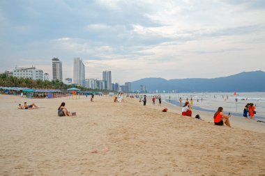 Danang, Vietnam: 9 Mayıs 2019 - Danang, Vietnam plajları. Turistler eğlenerek oynar..