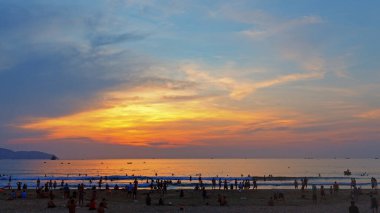 Danang, Vietnam: 9 Mayıs 2019 - Danang, Vietnam plajları. Turistler eğlenerek oynarlar. Sabah güneş doğuyor.