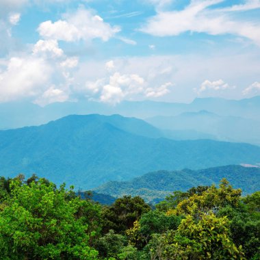 Sabah vakti yüksek dağ. Güzel doğal manzara