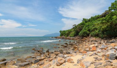 Mavi gökyüzünün altında egzotik tropikal plaj.
