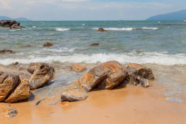 Mavi gökyüzünün altında egzotik tropikal plaj.